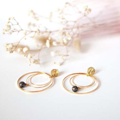 Boucles d'oreilles Eole avec anneaux dorés à l'or fin et perles en cristal noir