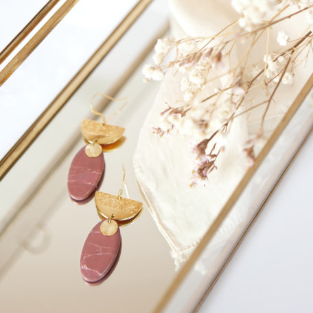 Boucles d'oreilles Isabelle en pâte polymère couleur prune et laiton doré à l'or fin
