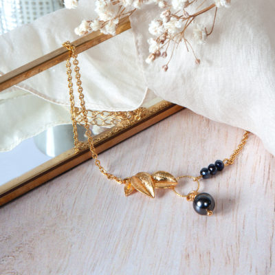 Collier Gladys. bijou de créateur, fin collier couleur doré avec perle noir en cristal. et élément vévétal