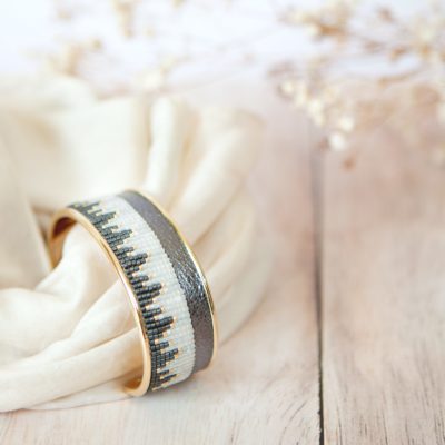 Mancette graphique- bracelets créateur en laiton doré habillé d'un tissage de perles Miyuki et d'une pièce de cuir.