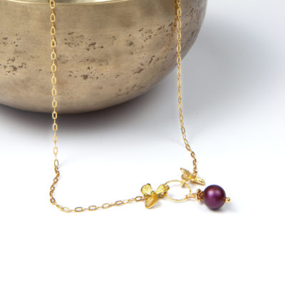 Collier orchidée doré en acier inoxydable avec perle en cristal couleur prune
