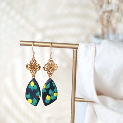 Boucles d'oreilles Fino en pâte polymère noire et motif citron jaune