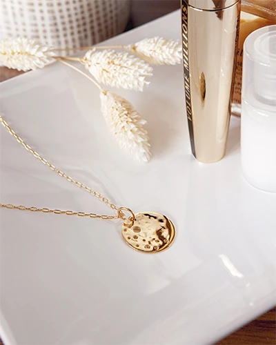 Collier doré avec pendentif martelé