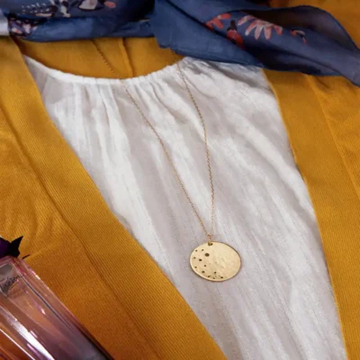 Sautoir-doré-avec-pendentif-martelé-sur-un-Tshirt