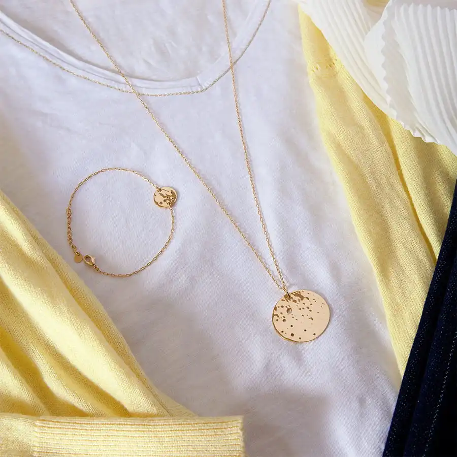 sautoir-séléné-avec-son-bracelet-assortie-sur-un-tshirt