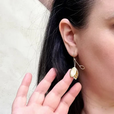 Boucles d'oreilles asymétriques dorées