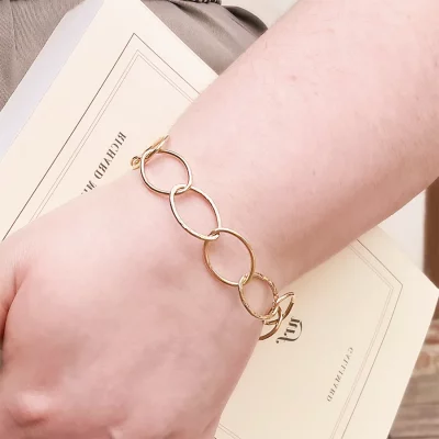 Bracelet grosse maille doré porté