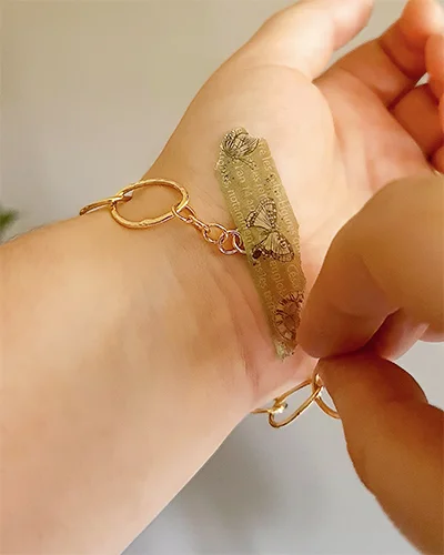 Attacher un bracelet avec du masking tape Attacher un bracelet avec du masking tape