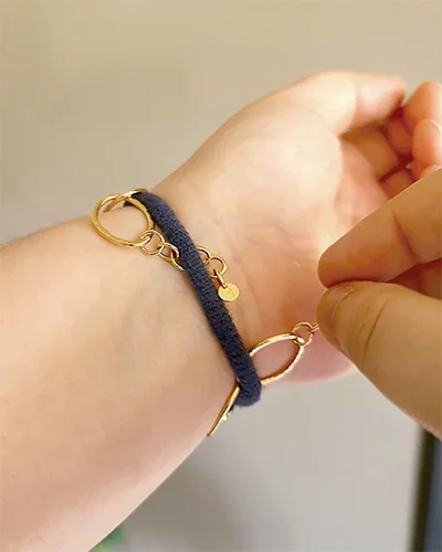Attacher un bracelet avec un élastique Attacher un bracelet avec un élastique