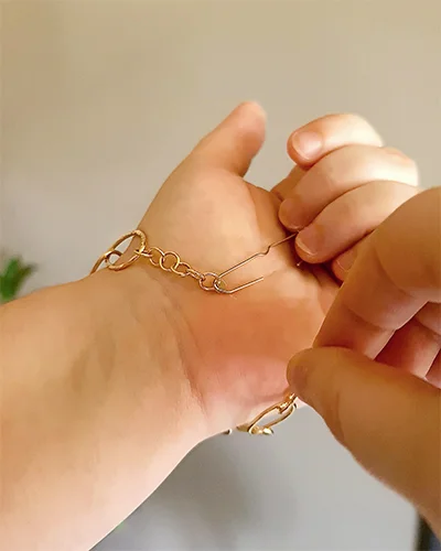 Attacher un bracelet avec un trombone Attacher un bracelet avec un trombone