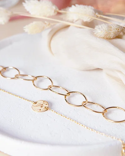 Comment attacher un bracelet seule