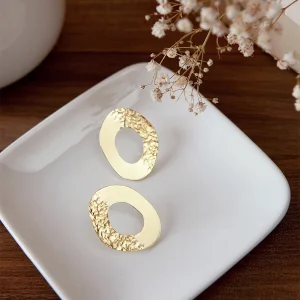 Boucles d'oreille martelées Cella en laiton brut