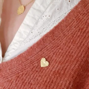 Broche coeur en laiton vue portée