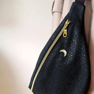 Broche lune en laiton sur un sac banane