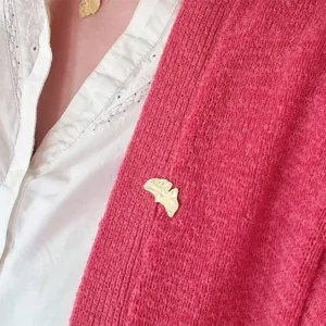 Mini broche Ginkgo portée sur un gilet