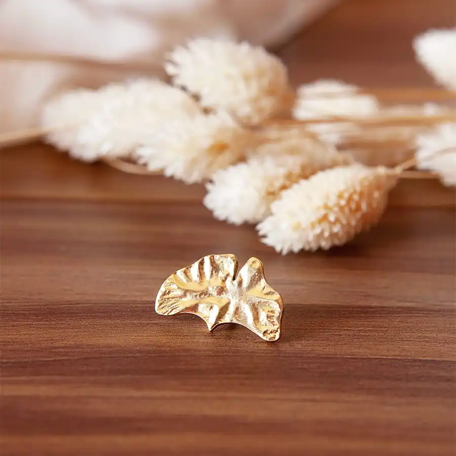 Mini broche Ginkgo en laiton brut