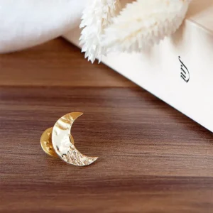 Mini broche Lune en laiton brut