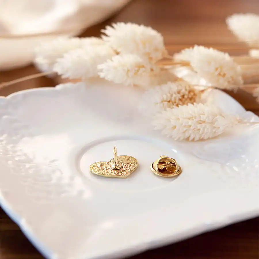 Mini broche coeur vue de dos